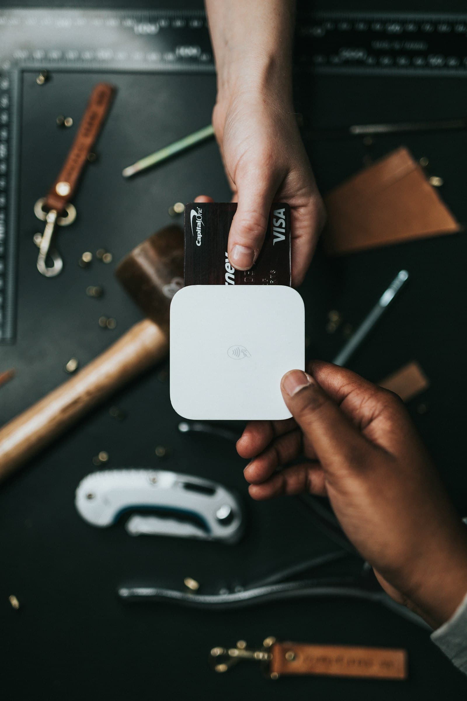 Paiement en ligne — carte bancaire et smartphone (photo Unsplash, licence Unsplash).